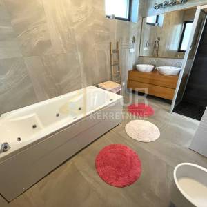 Kastav, Martinkovac, vila s tri stana i bazenom, 400m2