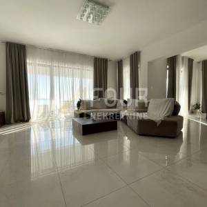 Kastav, Martinkovac, vila s tri stana i bazenom, 400m2