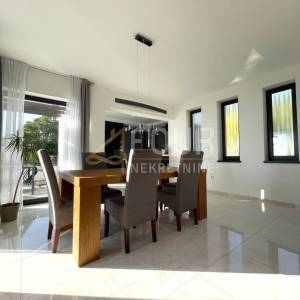 Kastav, Martinkovac, vila s tri stana i bazenom, 400m2