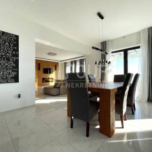 Kastav, Martinkovac, vila s tri stana i bazenom, 400m2