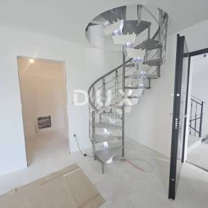 KASTAV, RUBEŠI- dvojna kuća 150m2, DB+3S s pogledom na more i garažom + okoliš 200m2 - SW