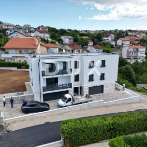 KASTAV, RUBEŠI- dvojna kuća 150m2, DB+3S s pogledom na more i garažom + okoliš 200m2 - SW