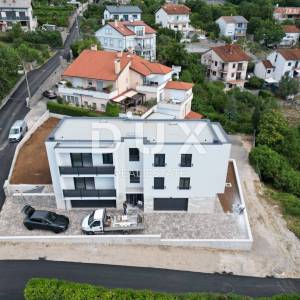 KASTAV, RUBEŠI- dvojna kuća 150m2, DB+3S s pogledom na more i garažom + okoliš 200m2 - SW