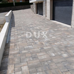 KASTAV, RUBEŠI- dvojna kuća 150m2, DB+3S s pogledom na more i garažom + okoliš 200m2 - SW