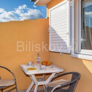 Kaštel Lukšić, kuća s 2 stana i bazenom, prodaja