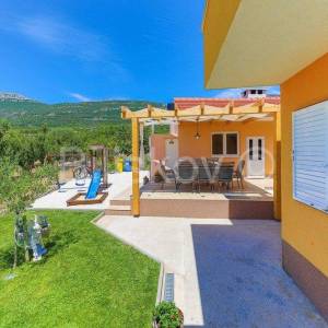Kaštel Lukšić, kuća s 2 stana i bazenom, prodaja
