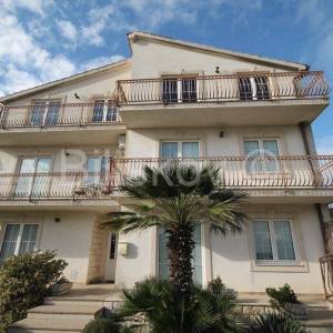 Kaštel Stari, obiteljska kuća s 3 stana, 490m2, prodaja