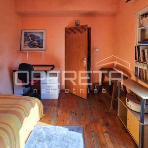 Kaštel Sućurac, stan prvi red do mora s privatnim dvorištem