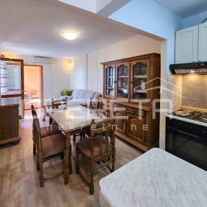 Kaštel Sućurac, stan prvi red do mora s privatnim dvorištem