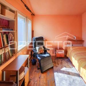 Kaštel Sućurac, stan prvi red do mora s privatnim dvorištem