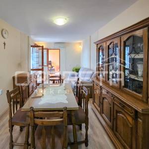 Kaštel Sućurac, stan prvi red do mora s privatnim dvorištem