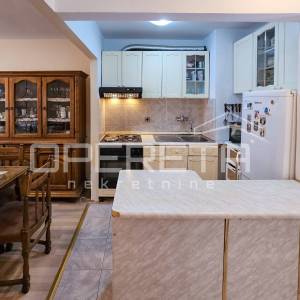 Kaštel Sućurac, stan prvi red do mora s privatnim dvorištem
