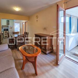 Kaštel Sućurac, stan prvi red do mora s privatnim dvorištem