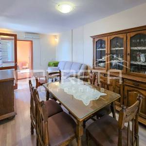 Kaštel Sućurac, stan prvi red do mora s privatnim dvorištem