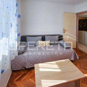 Kaštel Sućurac, stan prvi red do mora s privatnim dvorištem