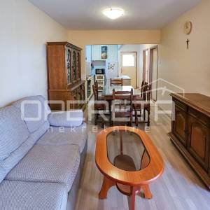 Kaštel Sućurac, stan prvi red do mora s privatnim dvorištem