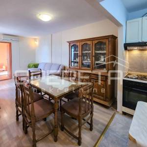 Kaštel Sućurac, stan prvi red do mora s privatnim dvorištem