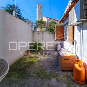 Kaštel Sućurac, stan prvi red do mora s privatnim dvorištem