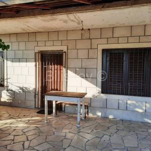 Kastela, Kastel Luksic, samostojeca kuca i cca. 3.000 m2 zemljista.