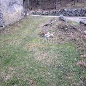 Klana, samostojeća starina s velikom okućnicom