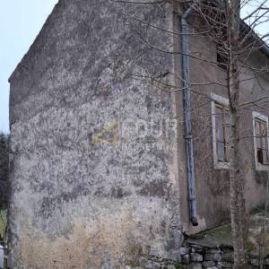 Klana, samostojeća starina s velikom okućnicom