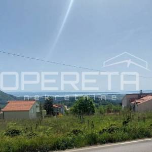 Klis - građevinska parcela s pogledom na more!