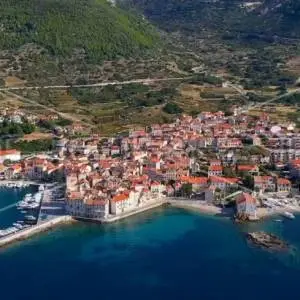 Komiža, gradjevinsko zemljiste za 2 kuće s pogledom i pristupnim putem, 1/1 vlas