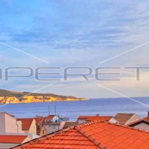 Komiža, kraj Hotela, samostojeća kuća sa pogledom na more, veliki potencijal!