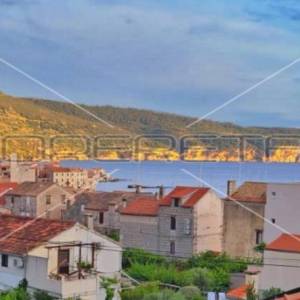 Komiža, kraj Hotela, samostojeća kuća sa pogledom na more, veliki potencijal!