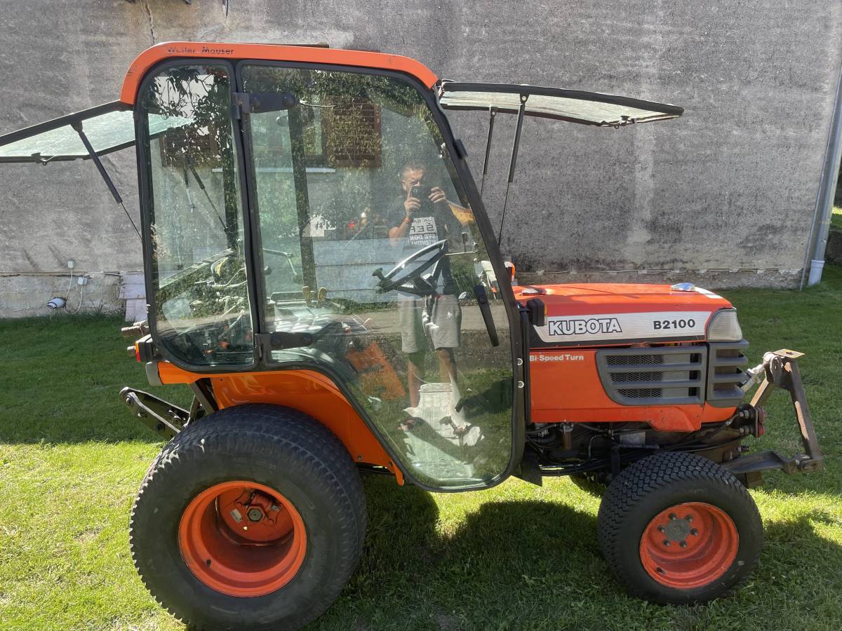 Kompaktni traktor Kubota B2100 HST