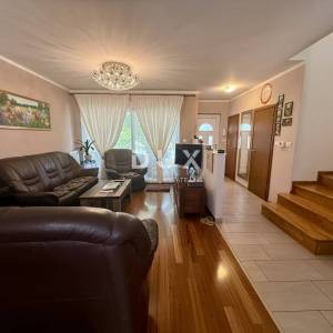 KOSTRENA - 3S+DB u novijoj gradnji s vrtom i pogledom na more!