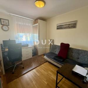 KOSTRENA - 3S+DB u novijoj gradnji s vrtom i pogledom na more!