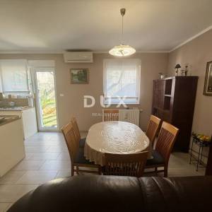 KOSTRENA - 3S+DB u novijoj gradnji s vrtom i pogledom na more!