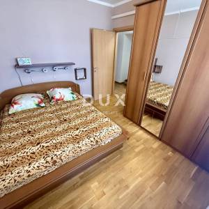KOSTRENA - 3S+DB u novijoj gradnji s vrtom i pogledom na more!