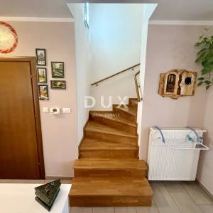 KOSTRENA - 3S+DB u novijoj gradnji s vrtom i pogledom na more!