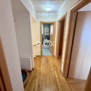 KOSTRENA - 3S+DB u novijoj gradnji s vrtom i pogledom na more!