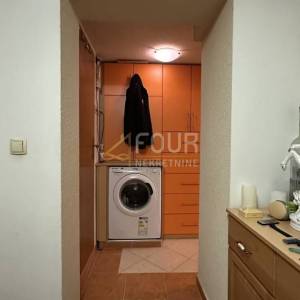 Kostrena, dva stana s terasom, garažom i okućnicom