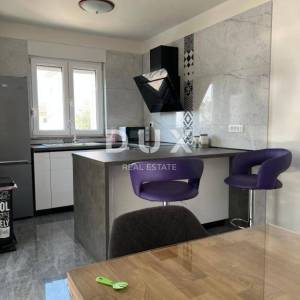 KOSTRENA, GLAVANI - Dva apartmana s velikom terasom i parkirnim mjestima