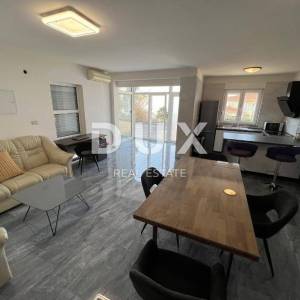 KOSTRENA, GLAVANI - Dva apartmana s velikom terasom i parkirnim mjestima