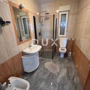 KOSTRENA, GLAVANI - Dva apartmana s velikom terasom i parkirnim mjestima