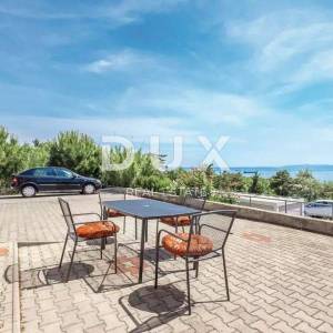 KOSTRENA, GLAVANI - Dva apartmana s velikom terasom i parkirnim mjestima