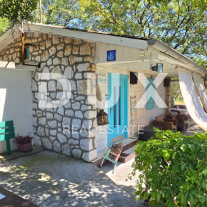 KOSTRENA - Komadić privatnog raja tik do mora