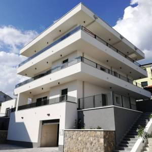 KOSTRENA - Moderna ekskluzivna novogradnja - stan u prizemlju s okućnicom 400m2, apartmanom 42m2 i garažom 100m2
