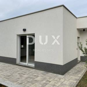 KOSTRENA - Moderna ekskluzivna novogradnja - stan u prizemlju s okućnicom 400m2, apartmanom 42m2 i garažom 100m2