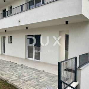 KOSTRENA - Moderna ekskluzivna novogradnja - stan u prizemlju s okućnicom 400m2, apartmanom 42m2 i garažom 100m2