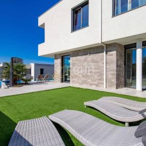 Kostrena, moderna vila s bazenom