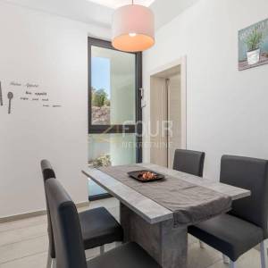 Kostrena, moderna vila s bazenom