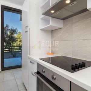 Kostrena, moderna vila s bazenom