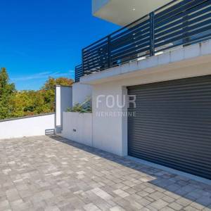 Kostrena, moderna vila s bazenom
