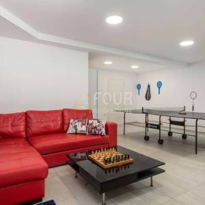 Kostrena, moderna vila s bazenom